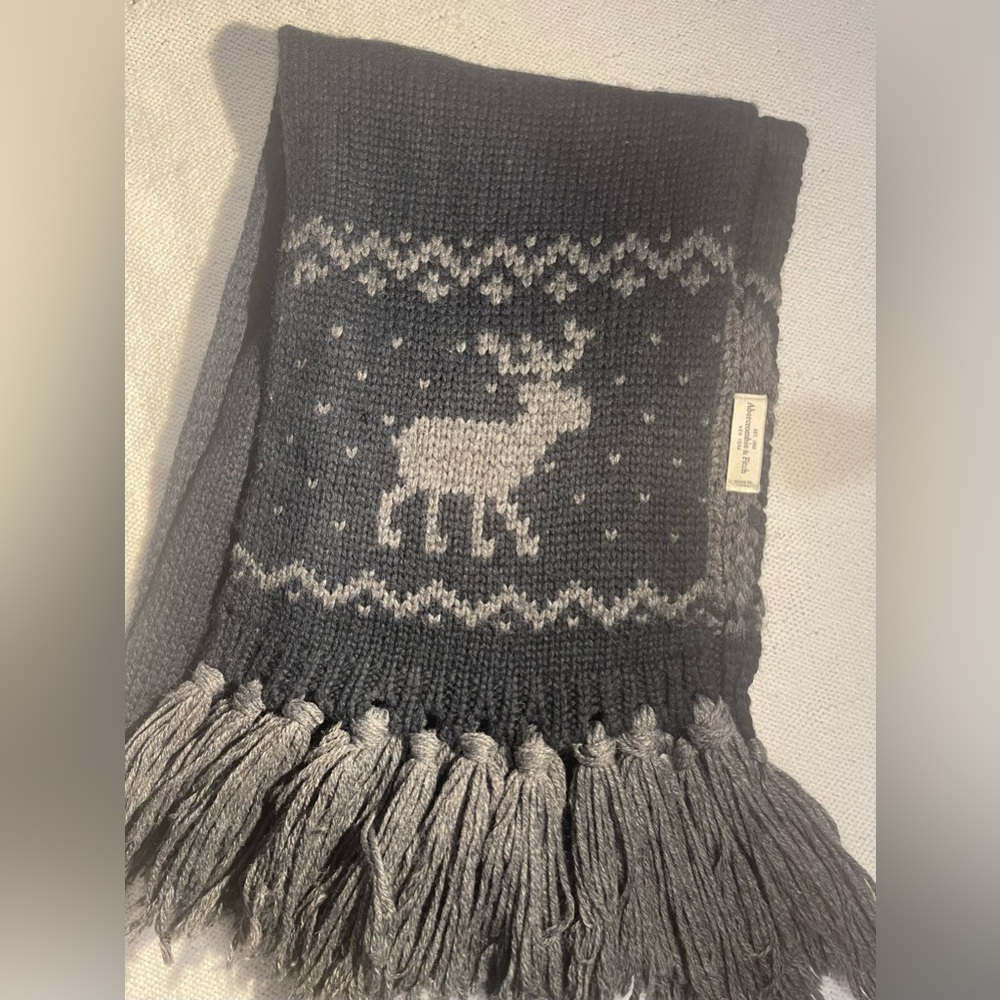 Abercrombie & Fitch Navy Gray winter Scarf with Reindeer Pattern fringe moose